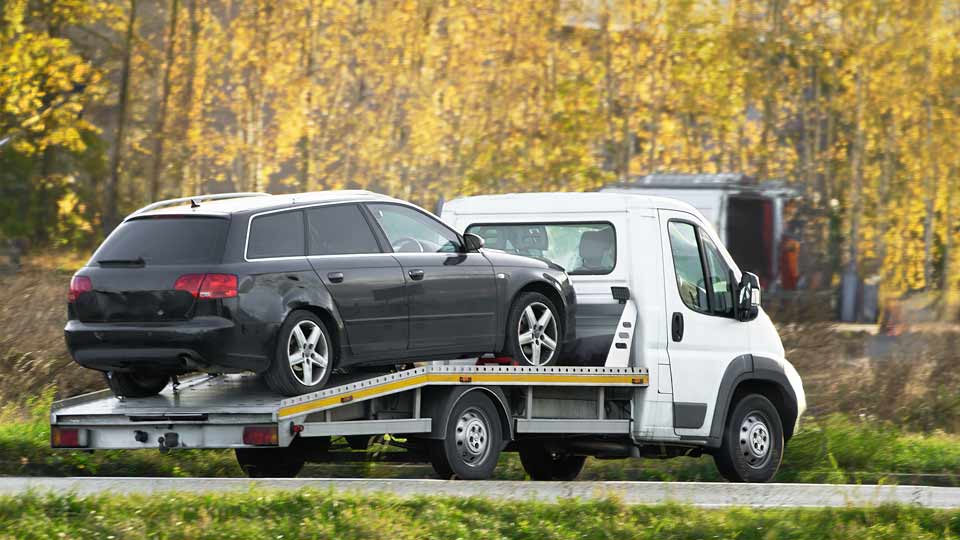 Ein Auto wird auf einem Abschleppwagen verladen und kostenlos bei Autoankauf Erfurt abgeholt 